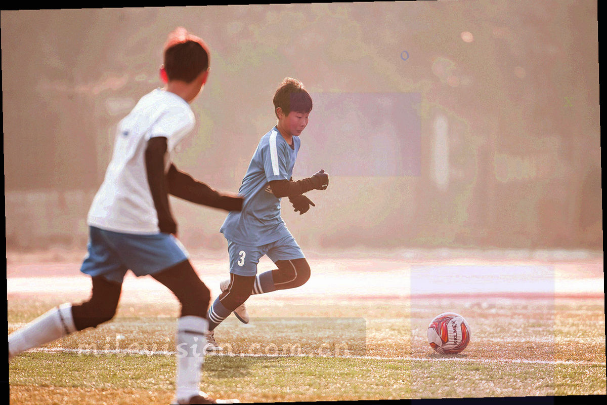 青少年足球训练场夜间灯光下的梯队观察场景
